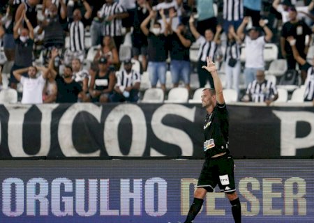 Botafogo derrota Madureira e assume a liderança do Carioca
