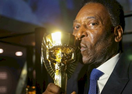 Pelé chega aos 82 anos recebendo homenagens