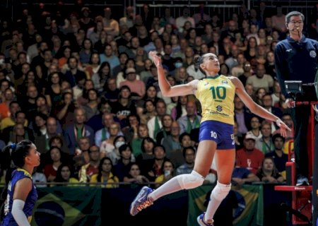 Brasil vira contra Japão e pega Itália na semi do Mundial de Vôlei