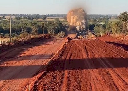 Vídeos mostram detonação de rochas em obra na MS-347