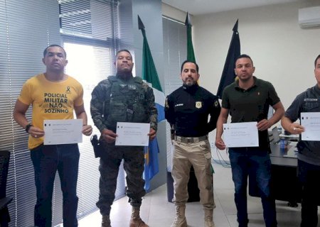 PRF homenageia policiais militares por salvamento em MS