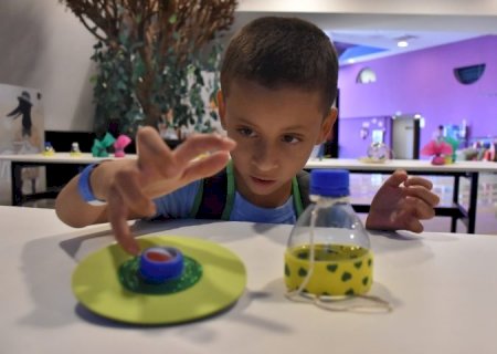 Material reutilizável se torna brinquedo e ensina crianças a preservarem o meio ambiente no Bioparque Pantanal