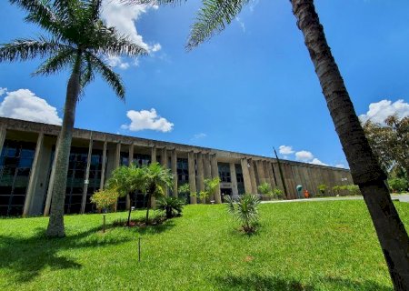 Proposta cria benefício de um salário a estudantes para reduzir evasão escolar