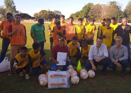 Atletas da região sul do Estado recebem materiais esportivos para o 2º Torneio de Futebol dos Jovens Indígenas