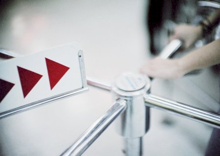 Empresa é condenada por instalar catraca com biometria para uso do banheiro