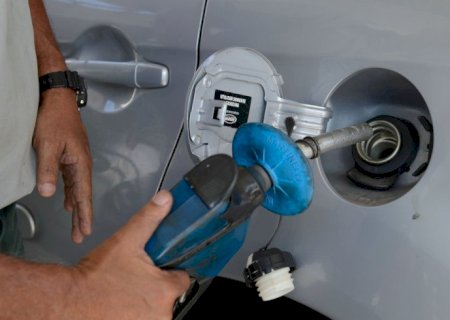 Preço da gasolina diminui e do diesel aumenta para distribuidoras 