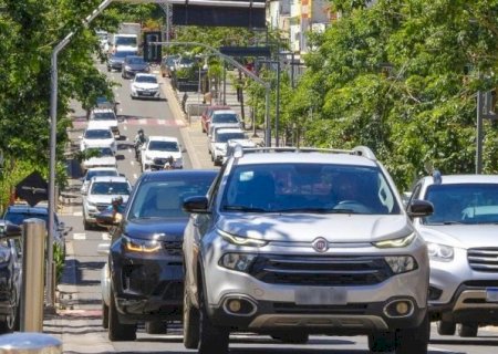 Prazo para licenciar veículos com placa final 0 termina terça-feira