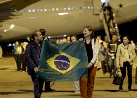 Sinto alívio por pisar em solo brasileiro, dizem repatriados