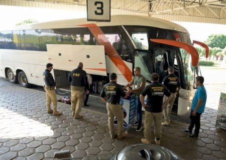 Agems e PRF orientam mais de 400 passageiros de ônibus