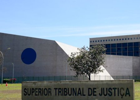 Arma de brinquedo no roubo gera grave ameaça, decide STJ