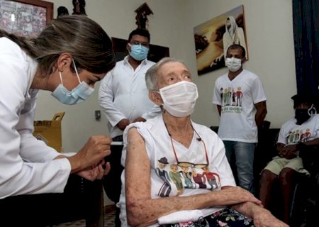 Saúde recomenda dose de reforço da vacina Bivalente para idosos e imunocomprometidos