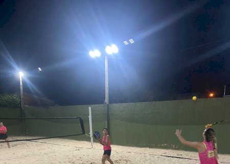 Parceria entre Funed e UFGD promove aulas de beach tennis no Jardim dos Cristhais