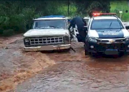 Policiais Militares resgatam homens em enchente em Campo Grande