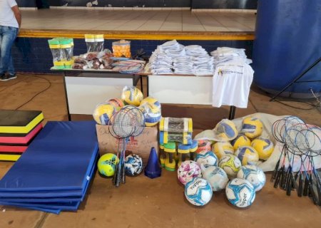 Dourados inicia entrega de materiais e uniformes do Programa Esporte e Lazer para Todos