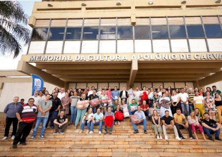 Primeira-dama de MS recebe doações da campanha do agasalho Seu Abraço Aquece