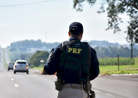 PRF resgata criança de 2 anos sozinha às margens da BR-060