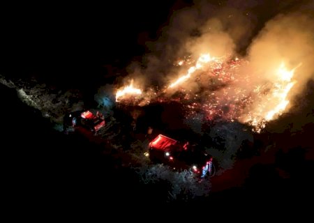 Combate aos incêndios no Pantanal de MS avança pela noite