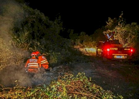 Frente fria favorece combate aos incêndios, e trabalho do Corpo de Bombeiros volta a invadir a noite