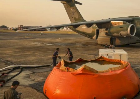 FAB lança 336 mil litros de água para combater incêndios no Pantanal
