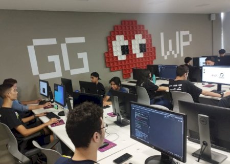 Alunos do Voucher Desenvolvedor aprendem programação na prática
