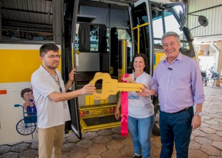 Hashioka entrega ônibus de R$ 500 mil para Apae de Nova Andradina