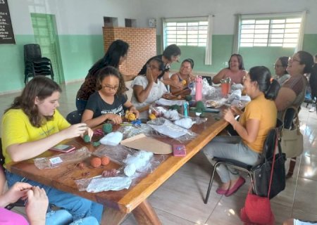 Oficinas de artesanato promovem aperfeiçoamento profissional e geração de renda