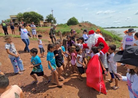 Caixa Encantada: Papai Noel entrega presentes para crianças pantaneiras e quilombolas