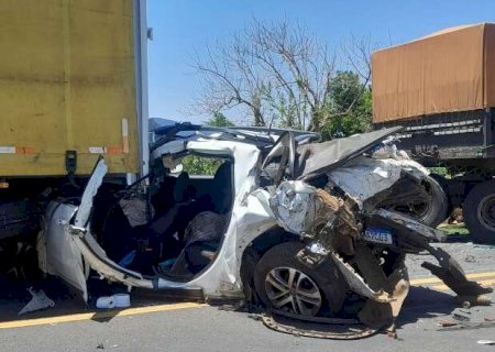 Mulher morre em acidente envolvendo quatro ve&iacute;culos na BR-163