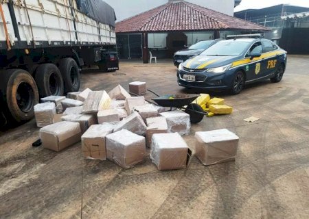 Caminhoneiro é preso com quase uma tonelada de maconha escondida entre galões de óleo vegetal
