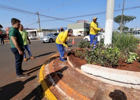 Prefeitura recupera floreiras nos canteiros centrais e valoriza espaço urbano da cidade