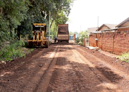 Prefeitura leva melhorias para o bairro Estrela Porã e anuncia limpeza de área verde
