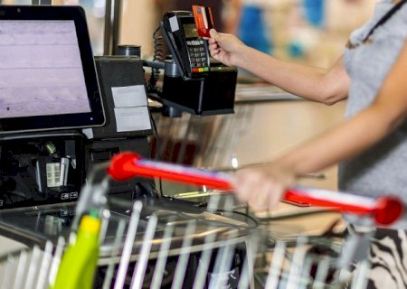 Funcionária é presa por simular registros e permitir furtos em supermercado