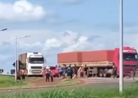 Indígenas bloqueiam anel viário em protesto contra avanço do Marco Temporal