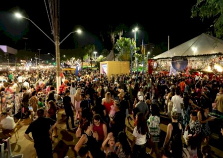 Abertura do ‘Natal Encantado’ atrai multidão e público elogia qualidade da decoração