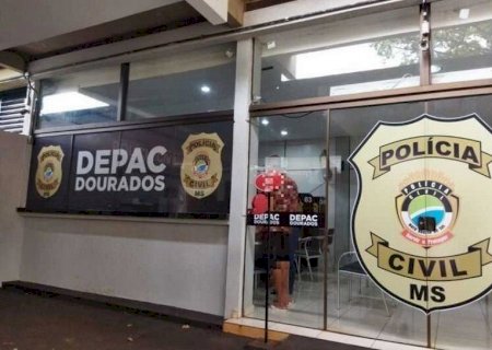 Homem é preso após avançar carro contra portão e ferir ex-companheira