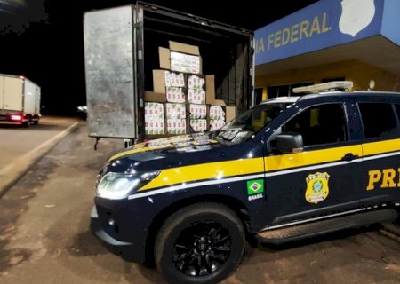 PRF apreende 20 mil maços de cigarros em Água Clara