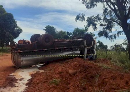 Caminhoneiro morre após tombamento de veículo carregado com leite