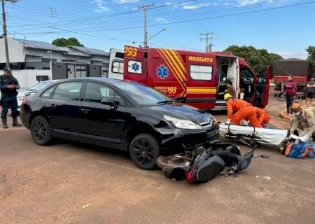 Mulher sofre fraturas na perna após colisão entre carro e moto em Caarapó