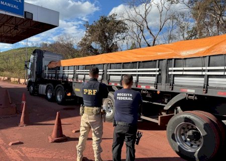 PRF e Receita Federal apreendem 19,2 mil litros de insumos para refino de cocaína em Corumbá