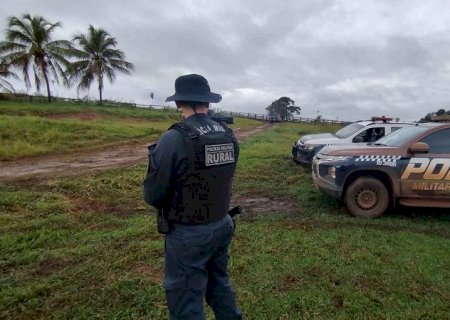 PM reforça presença em fazenda após ocupação marcada por incêndios e depredação