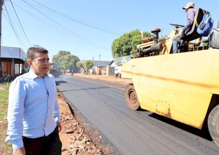 Depois de décadas de espera, moradores veem recapeamento avançar no Jardim dos Estados