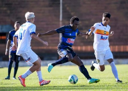 Sete desperdiça chances, fica atrás no placar e estreia com empate no Douradão