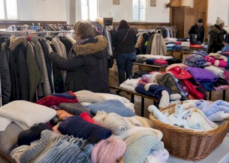 Bazar solidário oferece roupas de inverno a partir de R$ 5 neste sábado