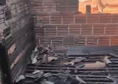 Família é resgatada de incêndio após ficar presa em cômodo de casa