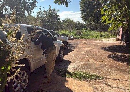 Em Amarok, batedor de carga de maconha fugiu de policiais e se escondeu em mata
