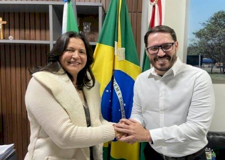 Silêncio da prefeita e do secretário amplia questionamentos sobre contratos polêmicos da Educação em Caarapó