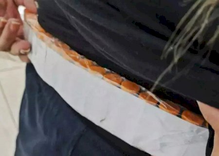 Passageira é flagrada com 151 frascos de medicamentos presos ao corpo