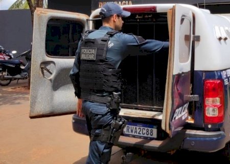 Homem invade casa em Angélica e avança contra policiais com canivete