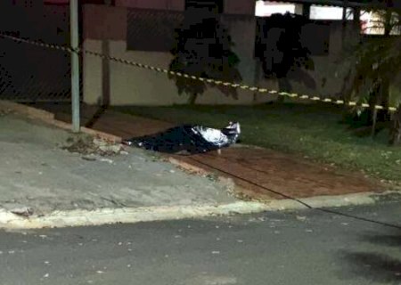 Mulher &eacute; morta a facadas em cal&ccedil;ada pelo companheiro durante discuss&atilde;o