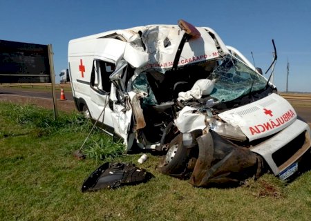 Ambulância da Saúde de Caarapó fica destruída após colisão com caminhão na BR-163; motorista saiu ileso